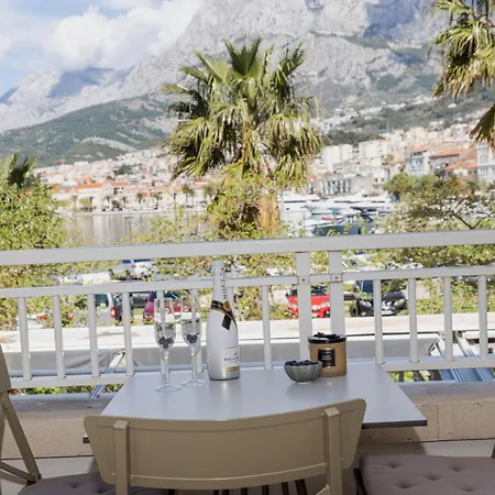 马卡尔斯卡城海湾公寓