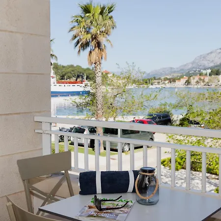 马卡尔斯卡城海湾公寓 公寓 *